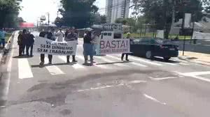 Trabalhadores bloqueram duas faixas da via no sentido Tabuleiro do Martins | Foto: Reprodução