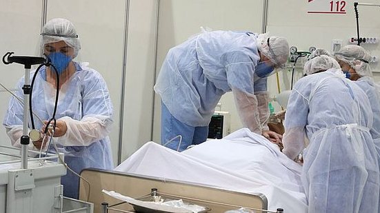 A média móvel de casos também é recorde, pelo 11º dia. São registrados 183.203 infecções por Covid por dia, um aumento de 169% em relação aos dados de duas semanas atrás | Foto: Rovena Rosa / Agência Brasil