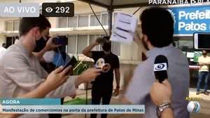 Imagem Ao vivo, prefeito se revolta com grupo que pedia reabertura de comércio; vídeo
