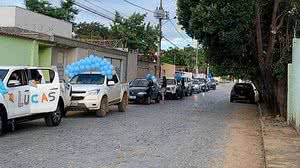 Imagem Após chá de revelação cancelado, grávida ganha ‘charreata’ emocionante; assista