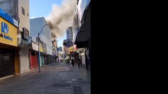 Imagem Apenas lojas do entorno do Magazine Luíza fecham hoje por conta de incêndio