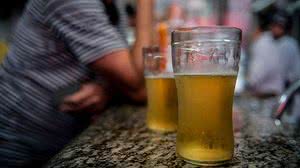 Estudo reforça relação entre consumo de álcool e o suicídio | Agência Brasil