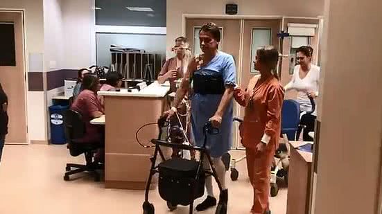 Candidato caminha no corredor do hospital após alta da UTI. | Reprodução