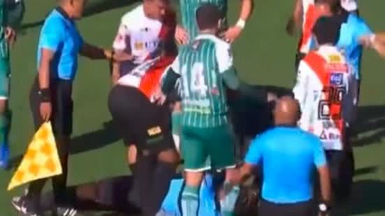Juiz Víctor Hugo Hurtado Ogeda cai desacordado em campo durante partida entre Always Ready e Oriente Petrolero, disputada em La Paz | Youtube/Reprodução