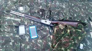 Fifle e uniformes do exército foram apreendidos com dupla | Cortesia ao TNH1