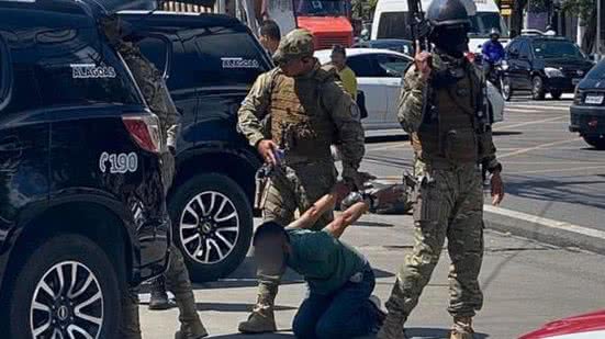 Assaltante entregou arma após negociações e foi detido pela polícia | Foto: Reprodução / Rede Social