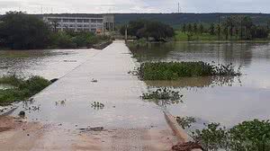 A água se acumulou em ruas e avenidas do município e atrapalhou motoristas. | Via WhatsApp O POVO