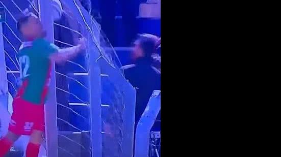 Melazzi, do Rampla Juniors, tentou dar socos em um torcedor no Uruguai | Reprodução