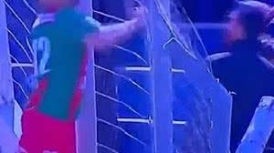 Melazzi, do Rampla Juniors, tentou dar socos em um torcedor no Uruguai | Reprodução