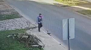 O homem foi flagrado por câmera de monitoramento antes do crime | Reprodução/Correio Braziliense