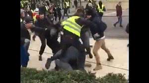 Imagem Equipe de jornalistas é brutalmente agredida por Coletes Amarelos