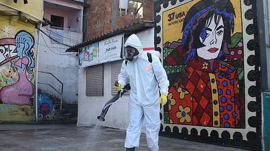 Higienização realizada por moradores na comunidade Santa Marta, no Rio de Janeiro/RJ nesta segunda-feira (13) | Folhapress