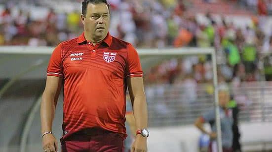 Roberto Fernandes faz as contas e espera por quatro vitórias em casa até o fim da Série B | Itawi Albuquerque / Portal Tnh1