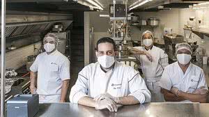 Retrato do chef Igor Witer, sozinho e com seus funcionários no restaurante Vicoboim | Keiny Andrade (F)/Folhapress