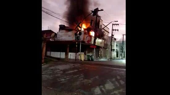 Fogo destruiu estabelecimento em Rio Largo | Foto: Reprodução