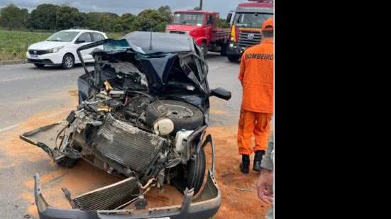 Carro envolvido em acidente ficou parcialmente destruído | Foto: Cortesia / BPRv