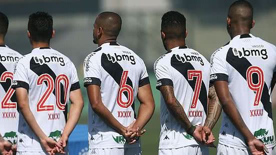 Na volta para o segundo tempo, os jogadores vestiram camisas com o nome dos seus pais ou de figuras paternas e a logomarca do projeto Minha Origem, Nossa História, da Defensoria Pública | Foto: Daniel RAMALHO/CRVG