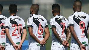 Na volta para o segundo tempo, os jogadores vestiram camisas com o nome dos seus pais ou de figuras paternas e a logomarca do projeto Minha Origem, Nossa História, da Defensoria Pública | Foto: Daniel RAMALHO/CRVG