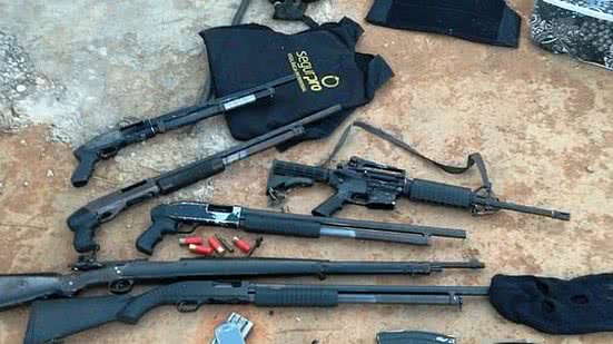 Armas e explosivos foram apreendidos com suspeitos | Cortesia / Polícia de Alagoas