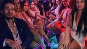 O modelo é casado com Luana Kazaki, mas, segundo ele, os dois tomaram a decisão de aumentar o número de pessoas no relacionamento | Foto: Reprodução / Instagram