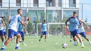 Dois dos dispensados, Rômulo (à esquerda) e Vizeu (à direita) devem voltar para Flamengo e Udinese, respectivamente | Lucas Uebel/Grêmio