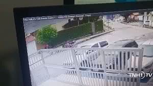 Vídeo mostra momento em que vítima é surpreendida na calçada de prédio | Reprodução
