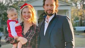 Nick Cordero com a mulher Amanda Kloots e o filho do casal, Elvis | Foto: Reprodução / Instagram