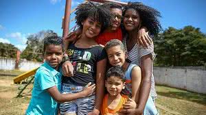 Da direita pra esquerda: os irmãos Maria Vitória, Pedro Henrique, Gabriel (embaixo), Vitor (de laranja, embaixo), Miguel (de azul, embaixo) e Ana Julia | Pedro Ladeira/Folhapress