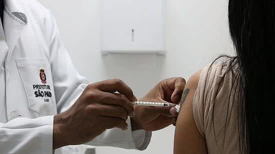 Imagem Dose de reforço contra Covid de vacina diferente protege mais, diz estudo