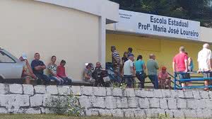 Pequena fila é registrada em frente à escola estadual professora Maria José Loureiro | TNH1/Erik Maia