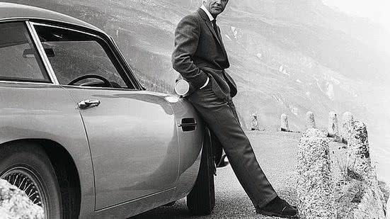 Sean Connery ao lado do carro DB5 | Divulgação