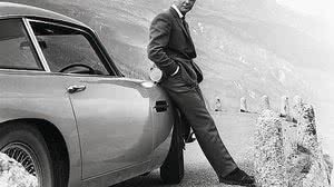 Sean Connery ao lado do carro DB5 | Divulgação