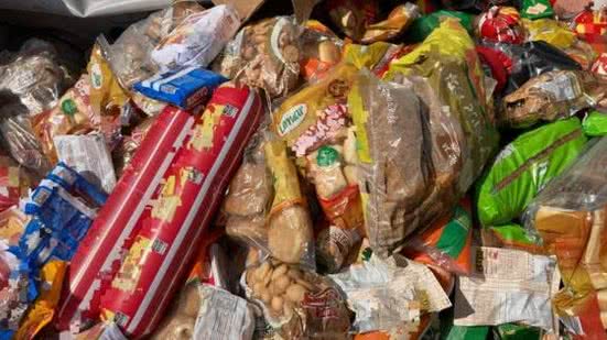 As mercadorias recolhidas em barracas e feiras livres, na Levada. | Foto: Cortesia / Vigilância Sanitária