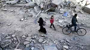 Pessoas caminham em Damasco, na Síria: cidade foi eleita a pior do mundo para viver em estudo da The Economist | Bassam Khabieh/Reuters