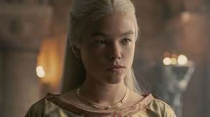 Milly Alcock trabalhava na copa de um restaurante lavando pratos | Foto: Reprodução / HBO MAX