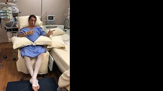 Ainda internado e simulando uma arma na mão, o candidato Jair Bolsonaro sai da cama pela primeira vez depois de ataque em Juiz de Fora | Redes Sociais/Flávio Bolsonro
