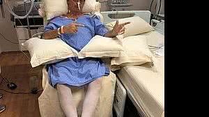 Ainda internado e simulando uma arma na mão, o candidato Jair Bolsonaro sai da cama pela primeira vez depois de ataque em Juiz de Fora | Redes Sociais/Flávio Bolsonro