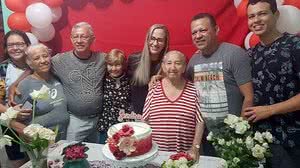 Foto mostra 4 das 8 pessoas da família Almada, de Parintins (AM), que morreram por Covid-19; a partir da esq, Tereza Cristina, (primeira), Eduardo Jorge (terceiro), Jandira (sexta) e Zomar (sétimo) | Arquivo Pessoal