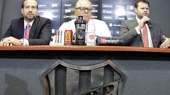 Dr. Giuliano Guerreiro, diretor juridico, Presidente José Armando Abdalla Jr (c) e Dr João Felipe Artioli, advogado da Ponte Preta (d), realizam coletiva de imprensa nesta terça-feira (4) no estadio Moises Lucarelli | Código19/Folhapress