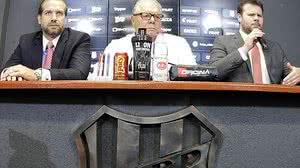 Dr. Giuliano Guerreiro, diretor juridico, Presidente José Armando Abdalla Jr (c) e Dr João Felipe Artioli, advogado da Ponte Preta (d), realizam coletiva de imprensa nesta terça-feira (4) no estadio Moises Lucarelli | Código19/Folhapress