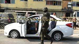 Um homem foi morto e dois ficaram feridos numa ação do Exército na zona oeste do Rio de Janeiro. | Fabio Teixeira/Folhapress