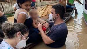 Imagem Com cheia de rio, médico do Acre atende bebê dentro da água: 'tentar amenizar sofrimento', diz