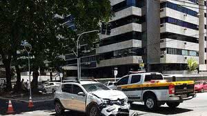 Renaut Sandero ficou com a frente destruída | TNH1