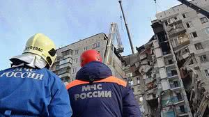 Policiais participam das operações de resgate dois dias depois de uma explosão de gás provocar o desabamento de parte de um prédio residencial na cidade russa de Magnitogorsk | Reprodução