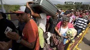 Venezuelanos atravessam a ponte internacional Simon Bolívar em direção à Colômbia | Fernando Vergara/AP