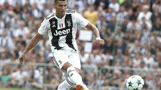 Cristiano Ronaldo marca o seu primeiro gol com a camisa da Juventus | Isabella Bonotto / AFP