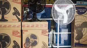 Ventiladores à venda em uma loja da rua Teodoro Sampaio, em Pinheiros, São Paulo Ocorreram crescimentos consecutivos na procura por ar condicionados em novembro (85%), dezembro (203%) e janeiro (317%), em comparação ao ano anterior | Heitor Feitosa/VEJA