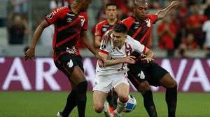 Imagem Athletico pressiona, tem gol anulado e fica no empate com o Estudiantes