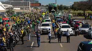 Apoiadores do Presidente Jair Bolsonaro durante manifestação ao seu favor no Palácio da Alvorada, na cidade de Brasília, DF, neste domingo, 03 | Futura Press / Folhapress