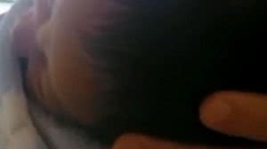 Imagem Bebê nasce em banheiro de hospital e bate cabeça no chão; pais denunciam negligência